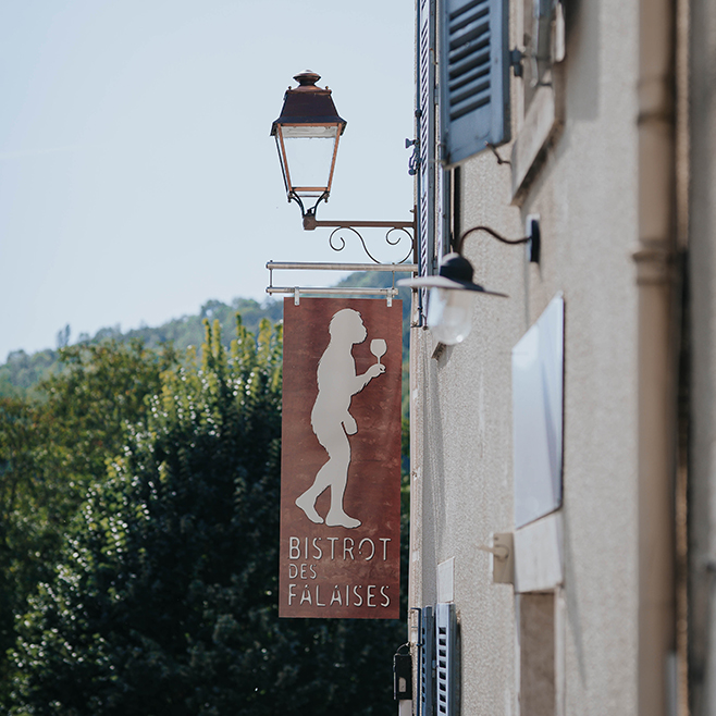 Vu exterieur du Bistrot des Falaises depuis les rues de Saint Romain en Bourgogne