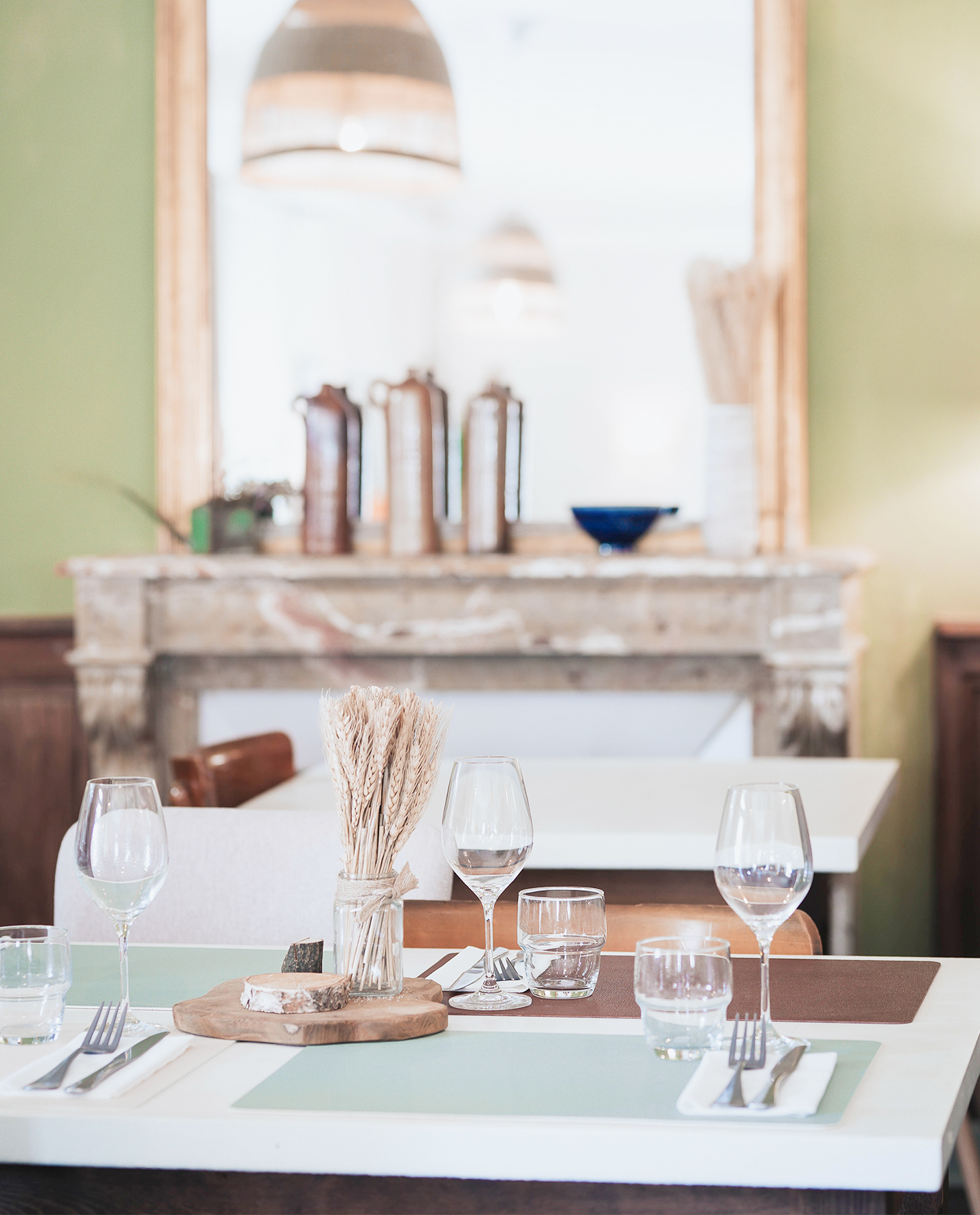 Présentation de la salle du restaurant au Bistrot des Falaises à Saint Romain